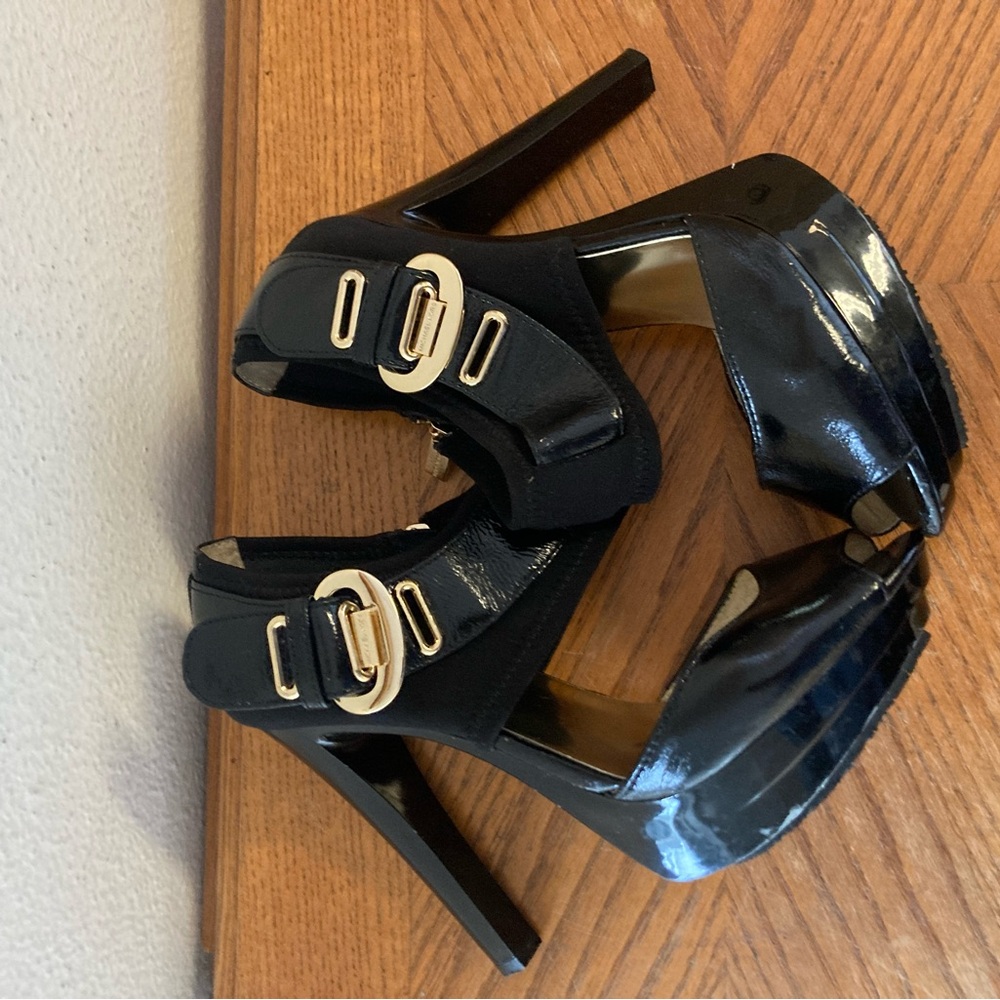 MICHAEL KORS Black Patenr Leather Gild Buckle Peep Toe Heels (7M)